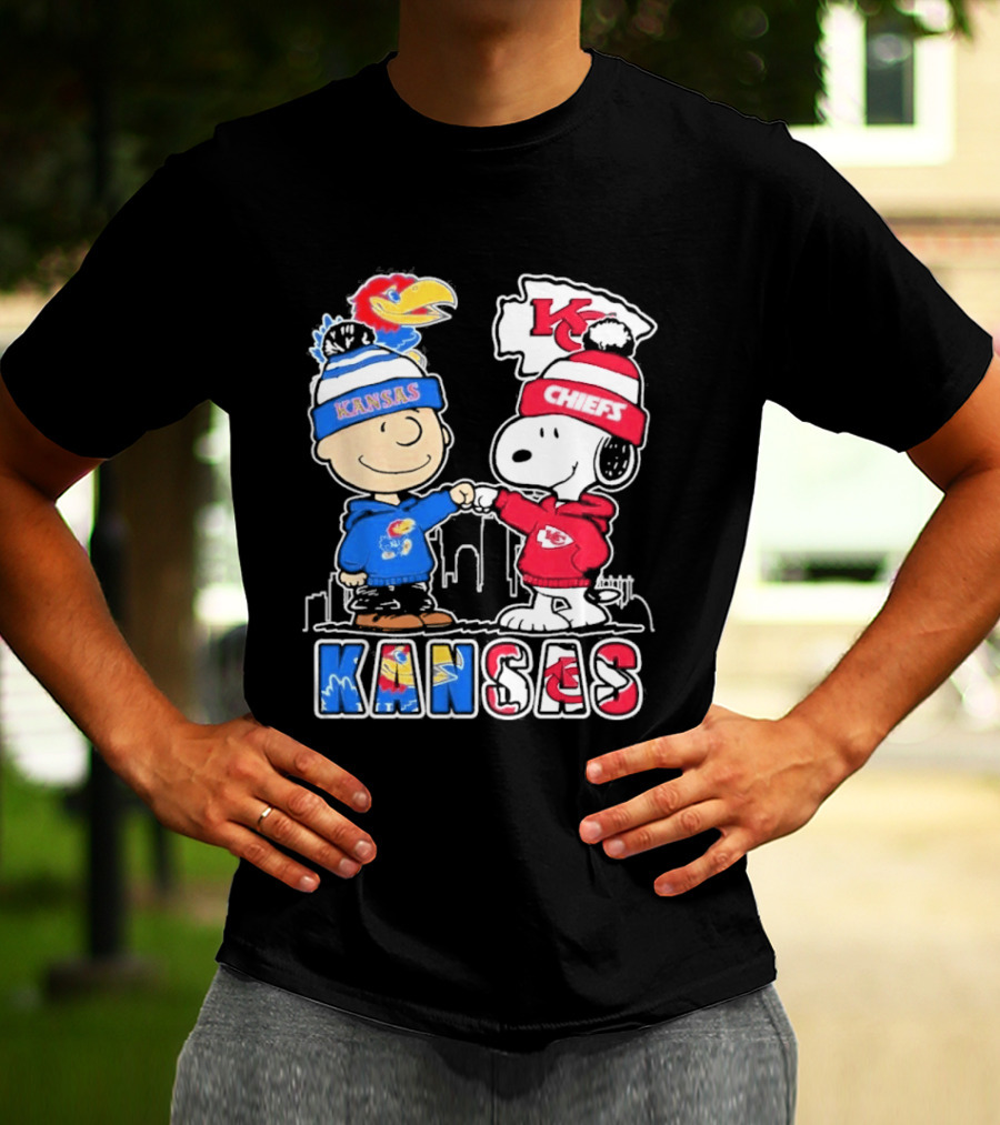 Kansas Jayhawks Kansas City Chiefs Peanuts Christmas 2025 Snoopy And Woodstock Fist Bump T-Shirt