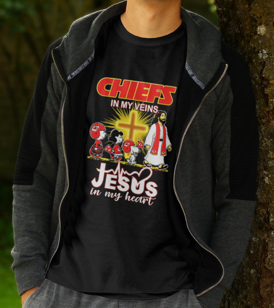 Chiefs In My Veins Jesus In My Heart Snoopy And Charlie Football T-Shirt