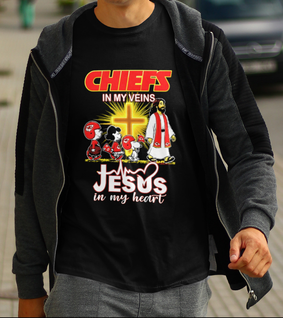 Chiefs In My Veins Jesus In My Heart Snoopy And Charlie Football T-Shirt