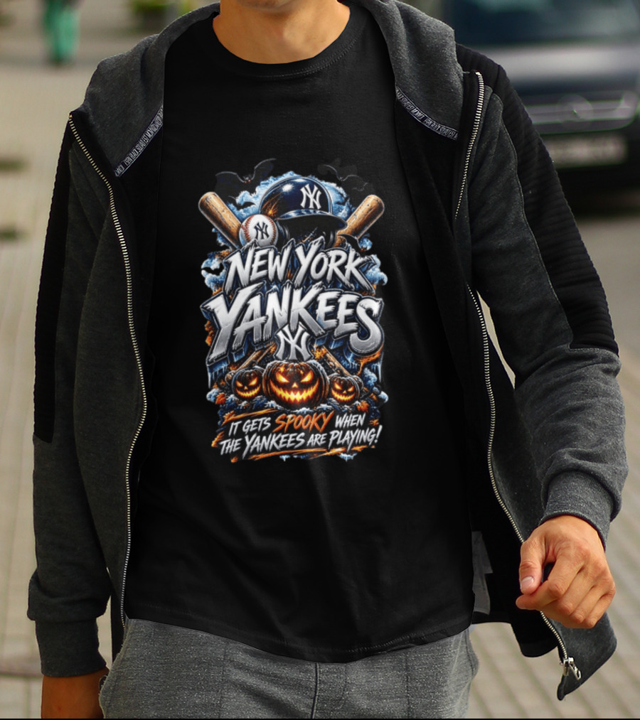 New York Yankees It Gets Spooky When The Yankees Are Playing Halloween MLB T-Shirt