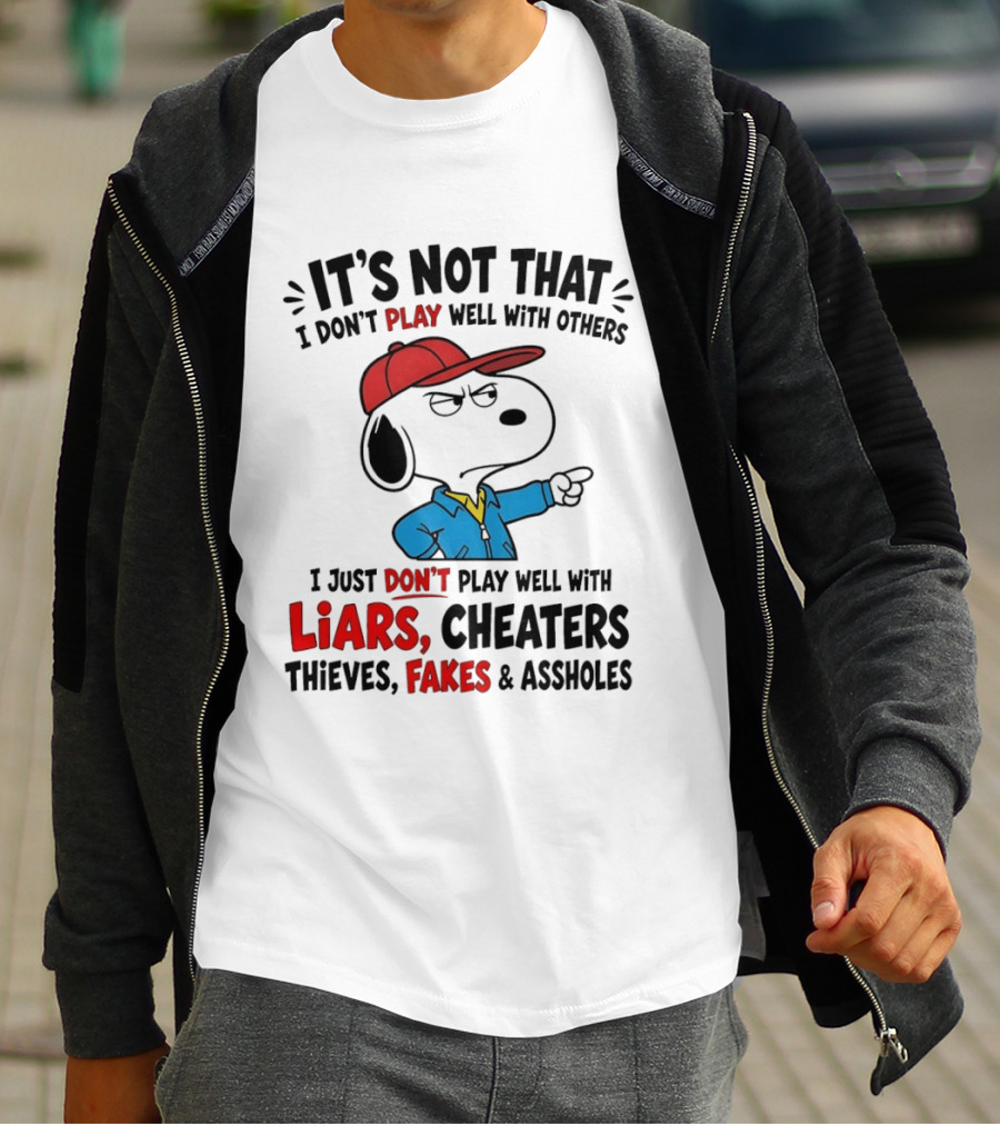 Snoopy It's Not That I Don't Play Well With Others I Just Don't Play Well With Liars Cheaters Thieves Fakes T-Shirt