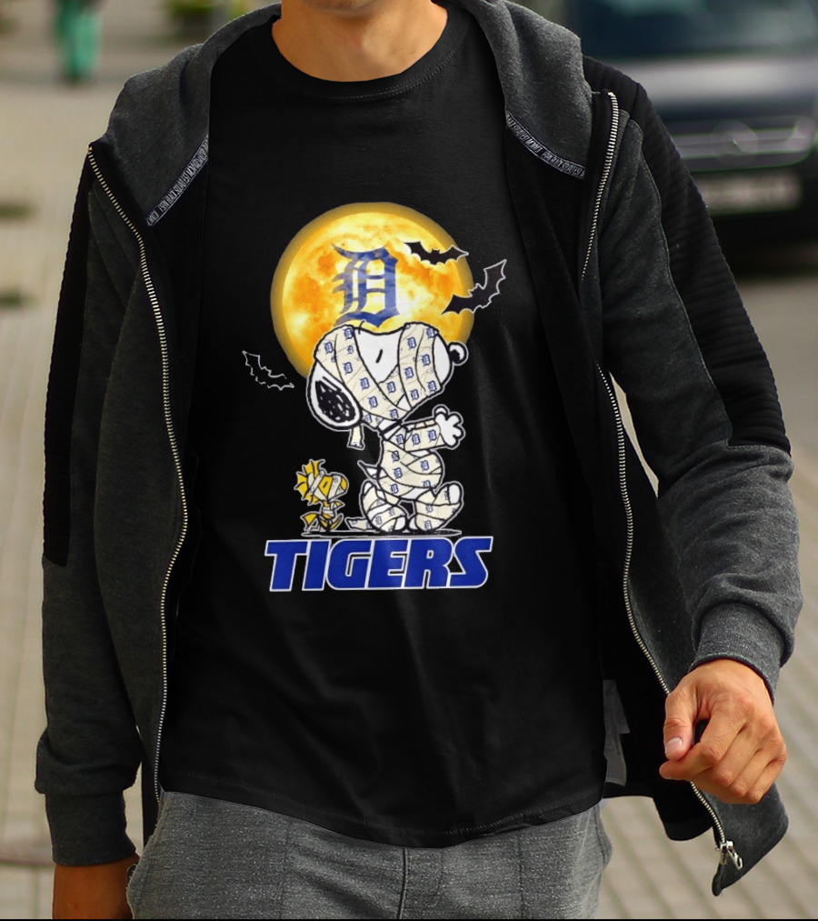 Detroit Tigers Snoopy Woodstock Mummy Halloween Moon Bats T-Shirt