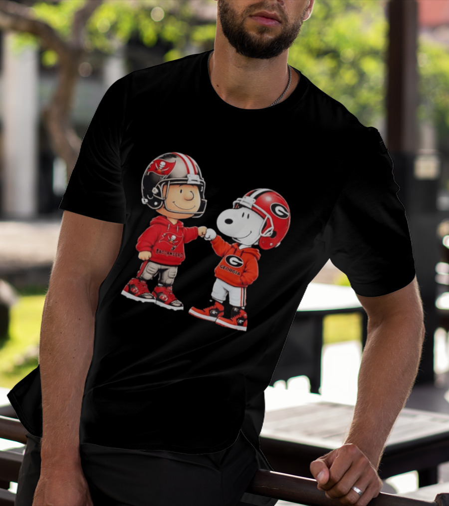 Charlie Brown Snoopy Tampa Bay Buccaneers Georgia Bulldogs Fist Bump T-Shirt