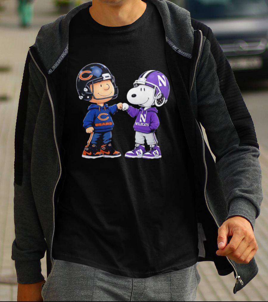 Peanuts Collaboration Chicago Bears Northwestern Wildcats Fist Bump Charlie Brown Snoopy Football Fans T-Shirt