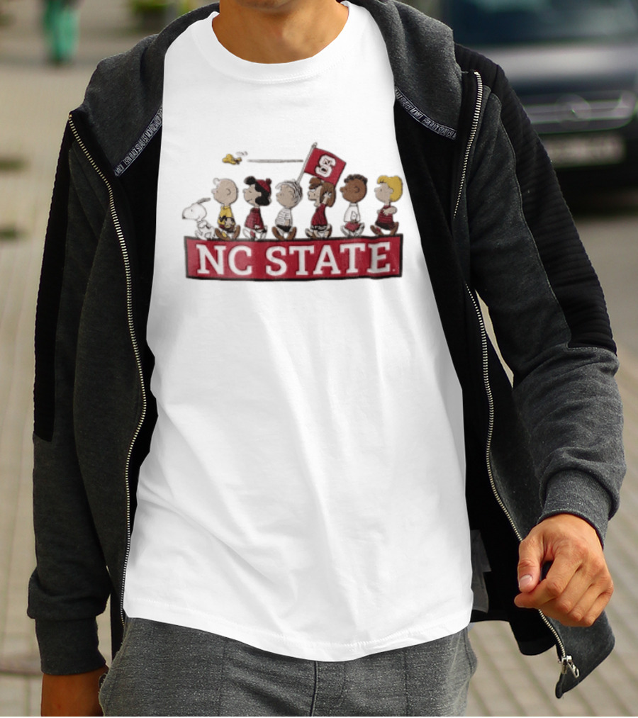 NC State University Peanuts Characters Walking With Flag 2006 Snoopy Woodstock Charlie Brown Lucy Linus Peppermint Patty Franklin T-Shirt