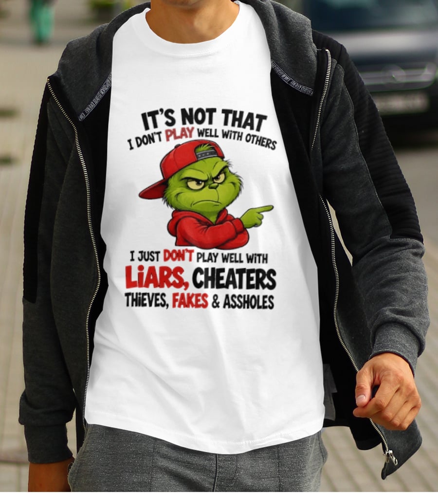 Grinch It's Not That I Don't Play Well With Others I Just Don't Play Well With Liars Cheaters Thieves Fakes & Assholes T-Shirt