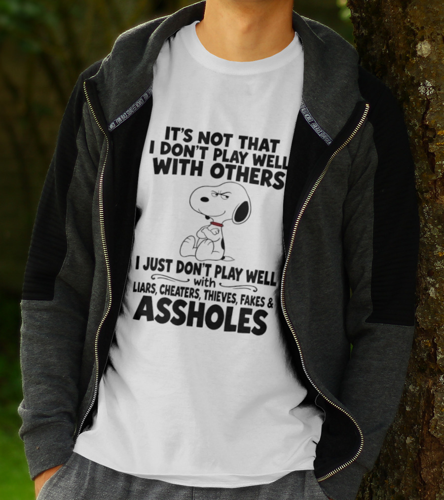 Snoopy It's Not That I Don't Play Well With Others I Just Don't Play Well With Liars Cheaters Thieves Fakes And Assholes T-Shirt