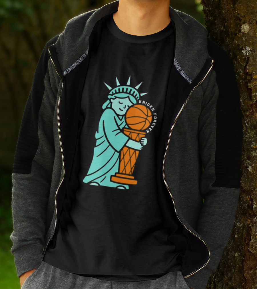 Statue Of Liberty Hug Larry O'Brien Trophy Knicks Forever T-Shirt