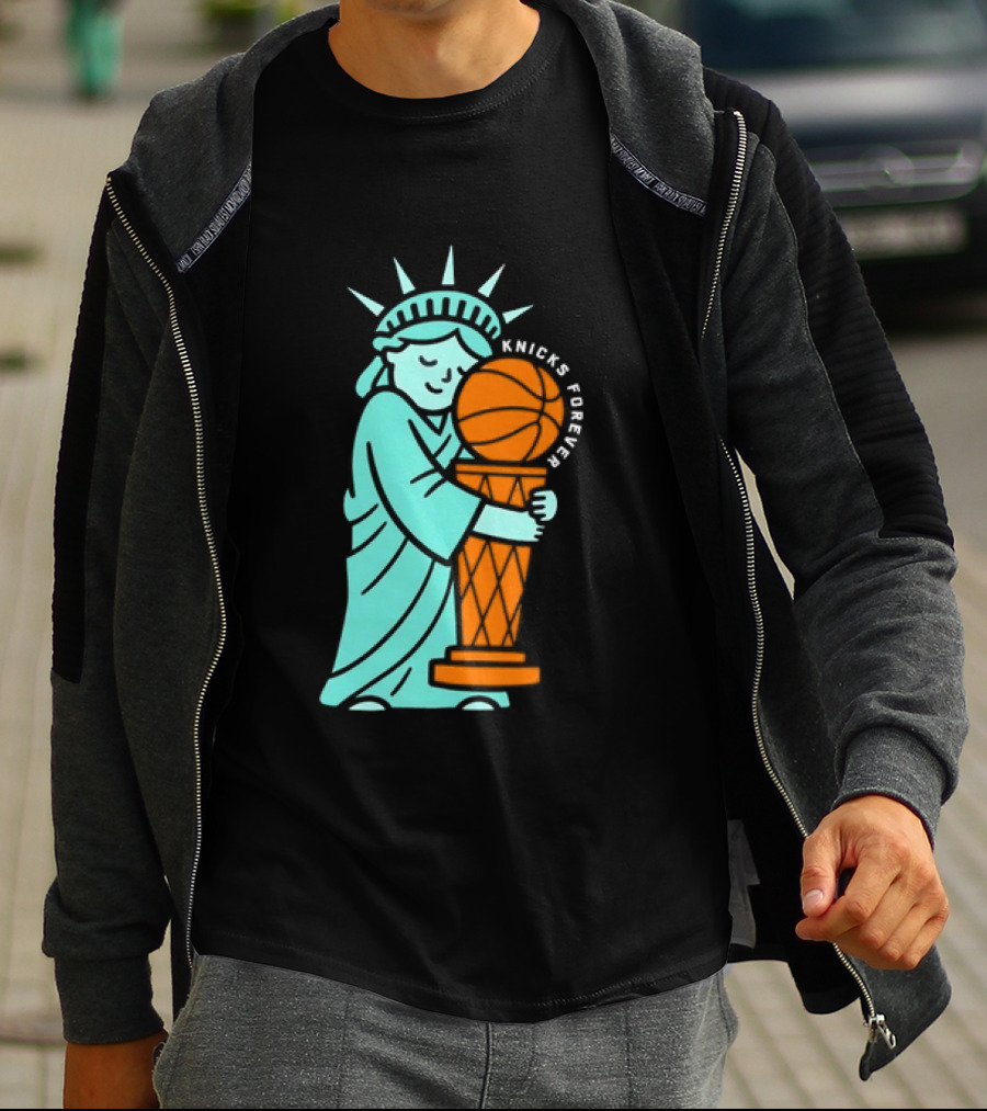Statue Of Liberty Hug Larry O'Brien Trophy Knicks Forever T-Shirt