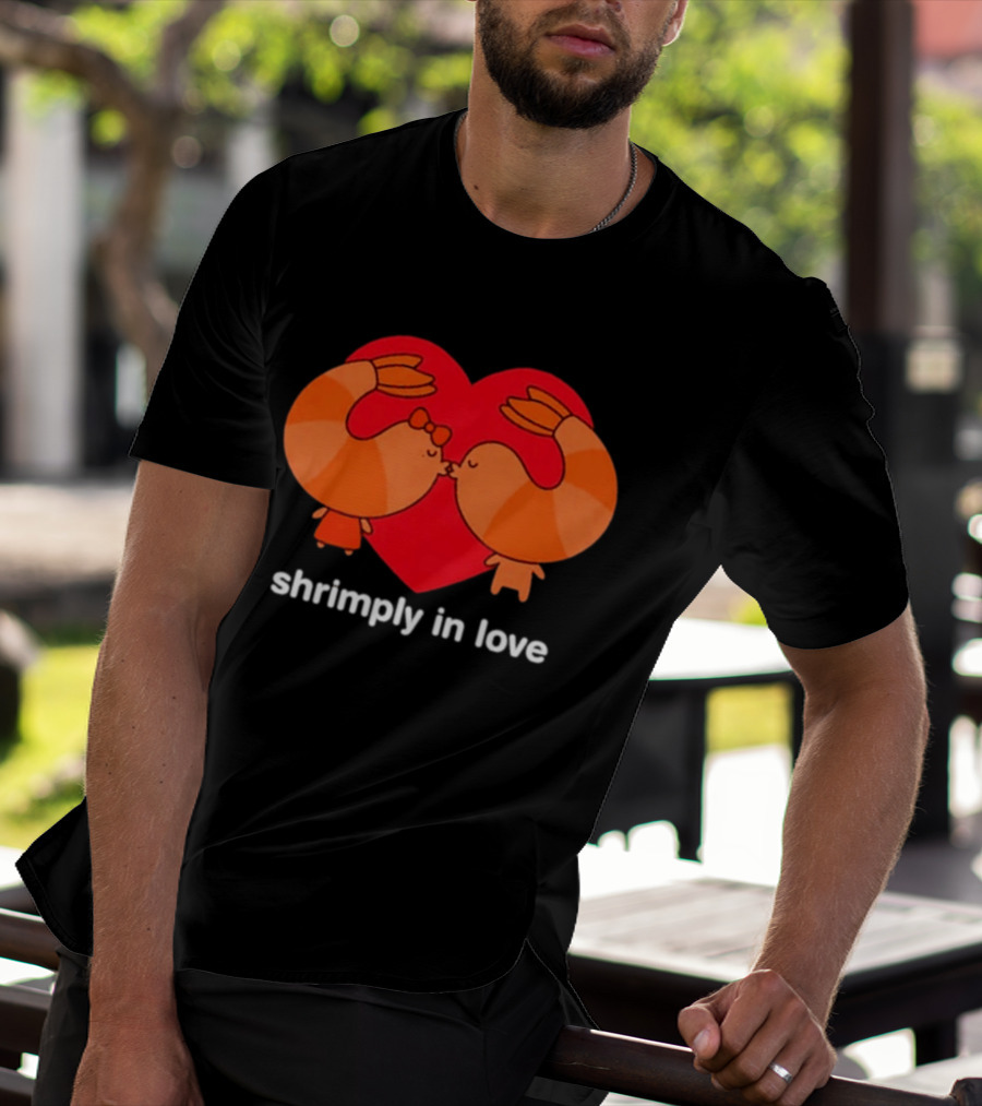 Shrimply In Love Cute Couple Valentine's Pun With Heart And Kissing Shrimps T-Shirt