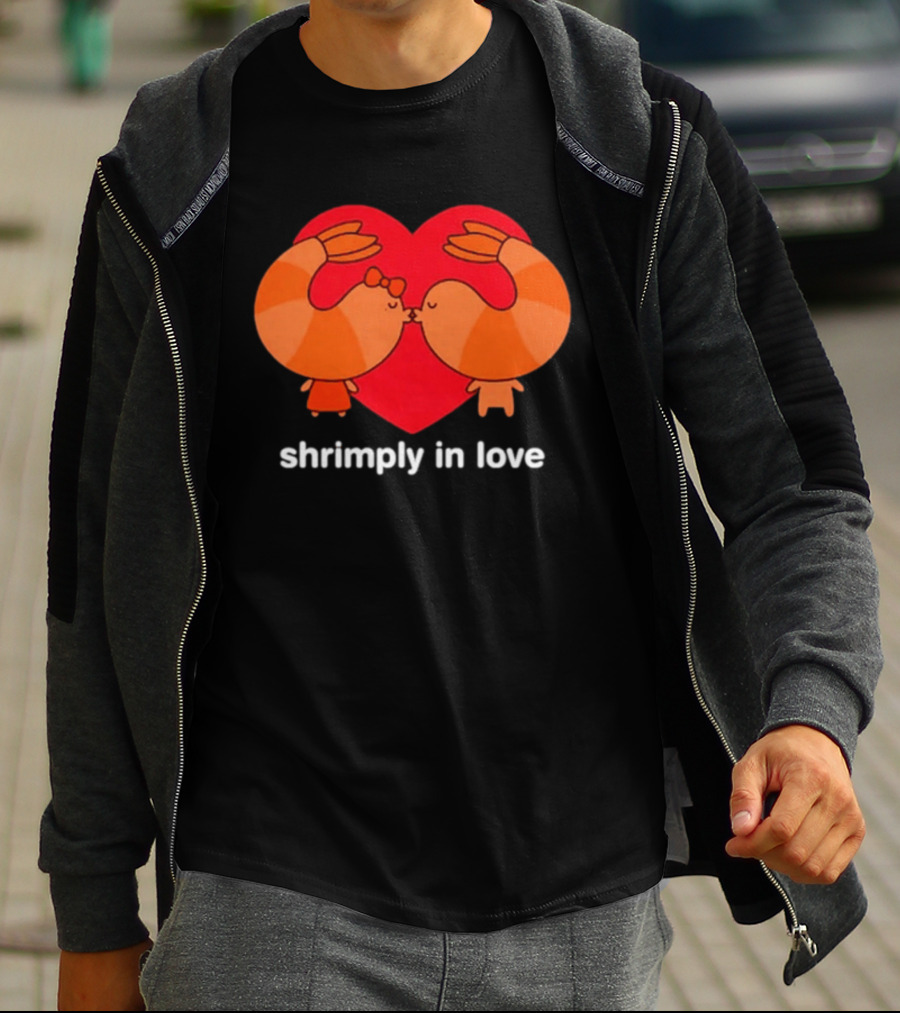 Shrimply In Love Cute Couple Valentine's Pun With Heart And Kissing Shrimps T-Shirt