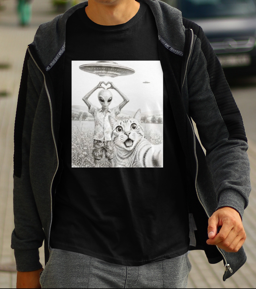 Alien And Cat Selfie UFO Extraterrestrial Meadow Scene T-Shirt