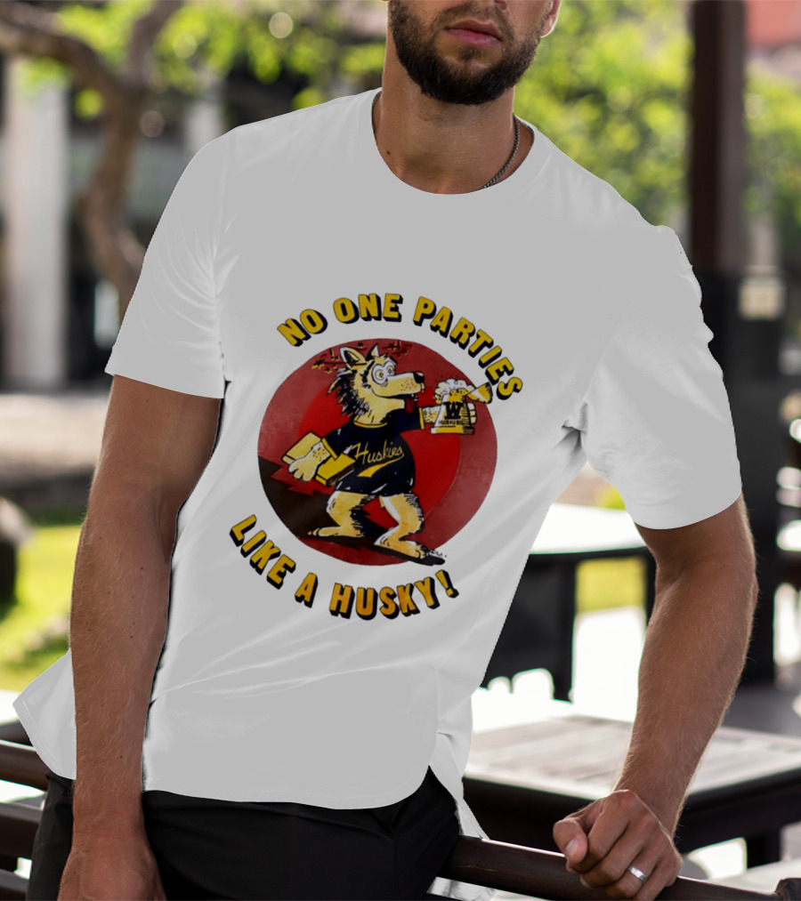 LB81 Wolf Drinking Beer And Carrying Book No One Parties Like A Husky Huskies T-Shirt