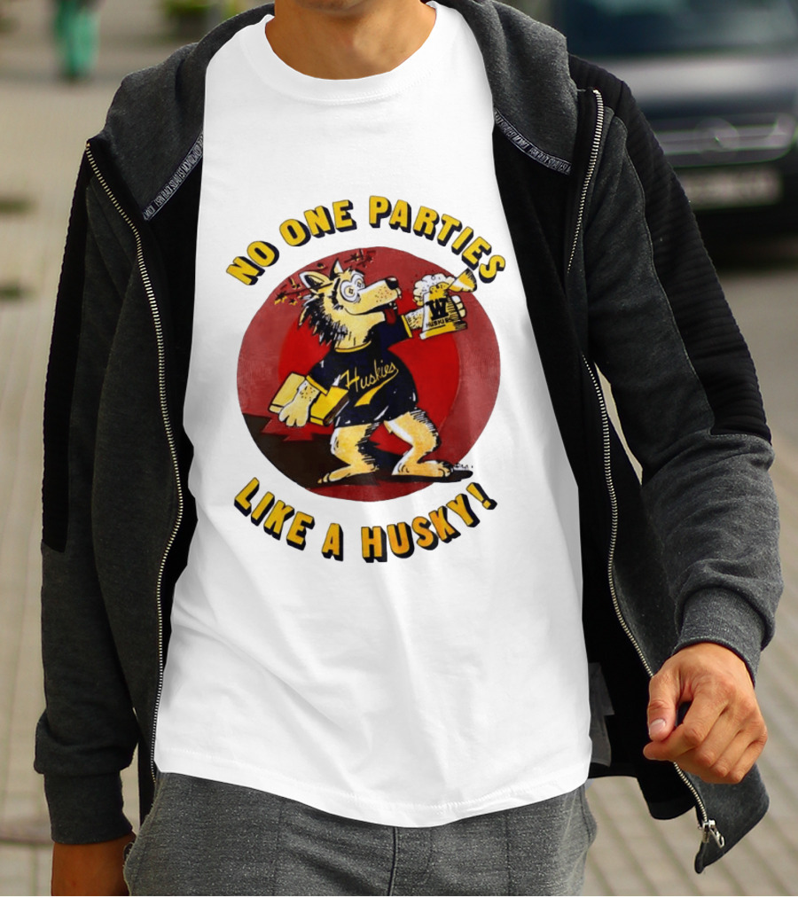 LB81 Wolf Drinking Beer And Carrying Book No One Parties Like A Husky Huskies T-Shirt