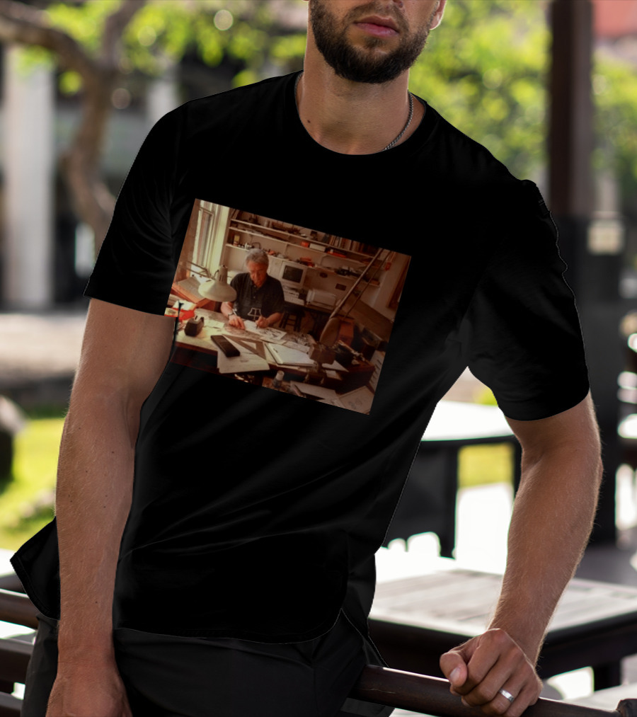 Pat Oliphant Cartoonist In Studio Drawing And Sketching T-Shirt