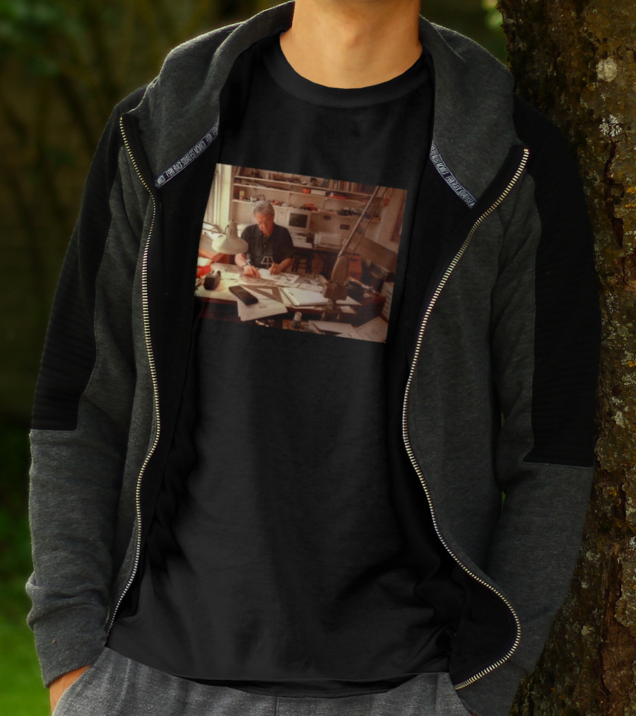 Pat Oliphant Cartoonist In Studio Drawing And Sketching T-Shirt