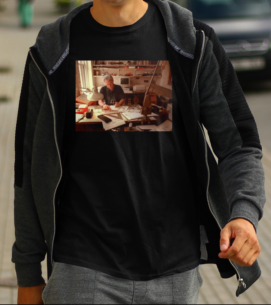 Pat Oliphant Cartoonist In Studio Drawing And Sketching T-Shirt