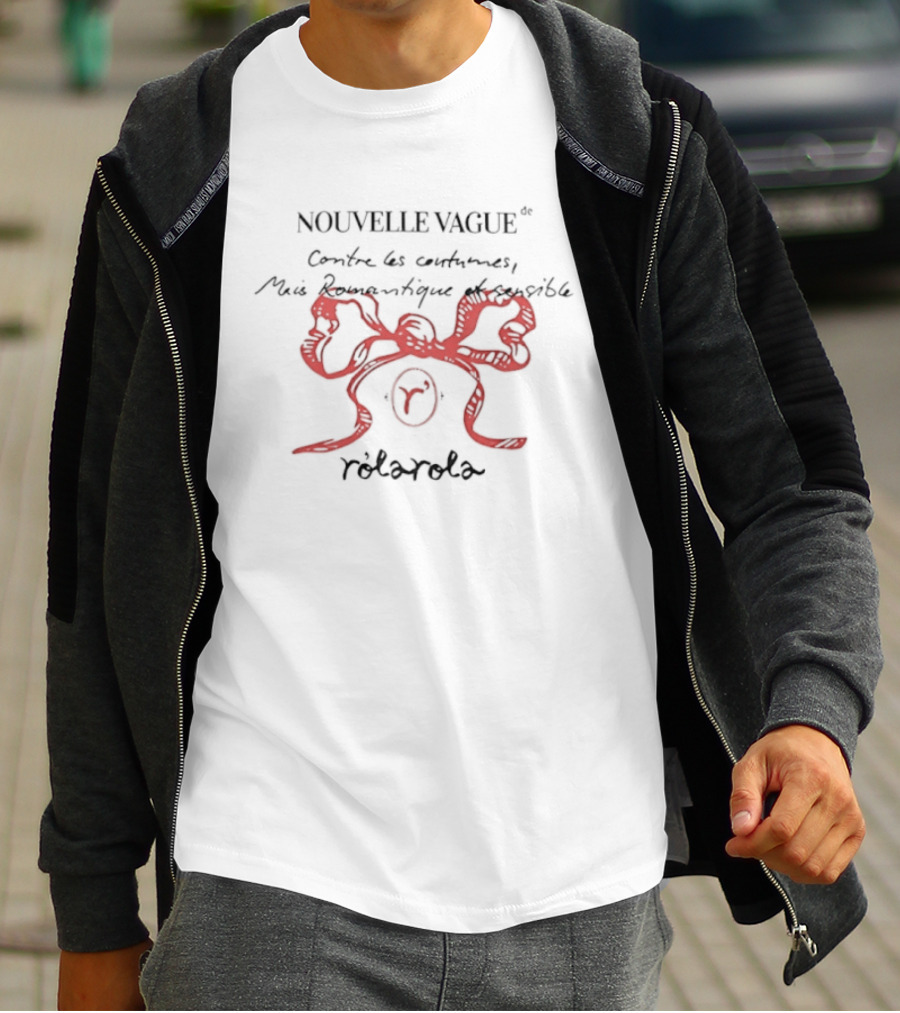 Nouvelle Vague Contre Les Costumes Mais Romantique Et Sensible Rolarola T-Shirt