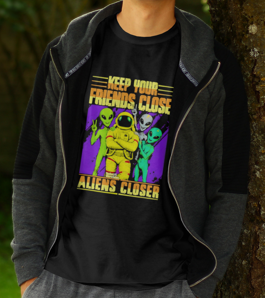 Keep Your Friends Close Aliens Closer Astronaut With Alien Friends T-Shirt