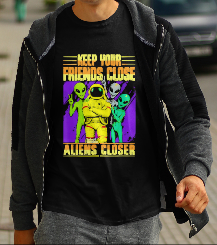 Keep Your Friends Close Aliens Closer Astronaut With Alien Friends T-Shirt