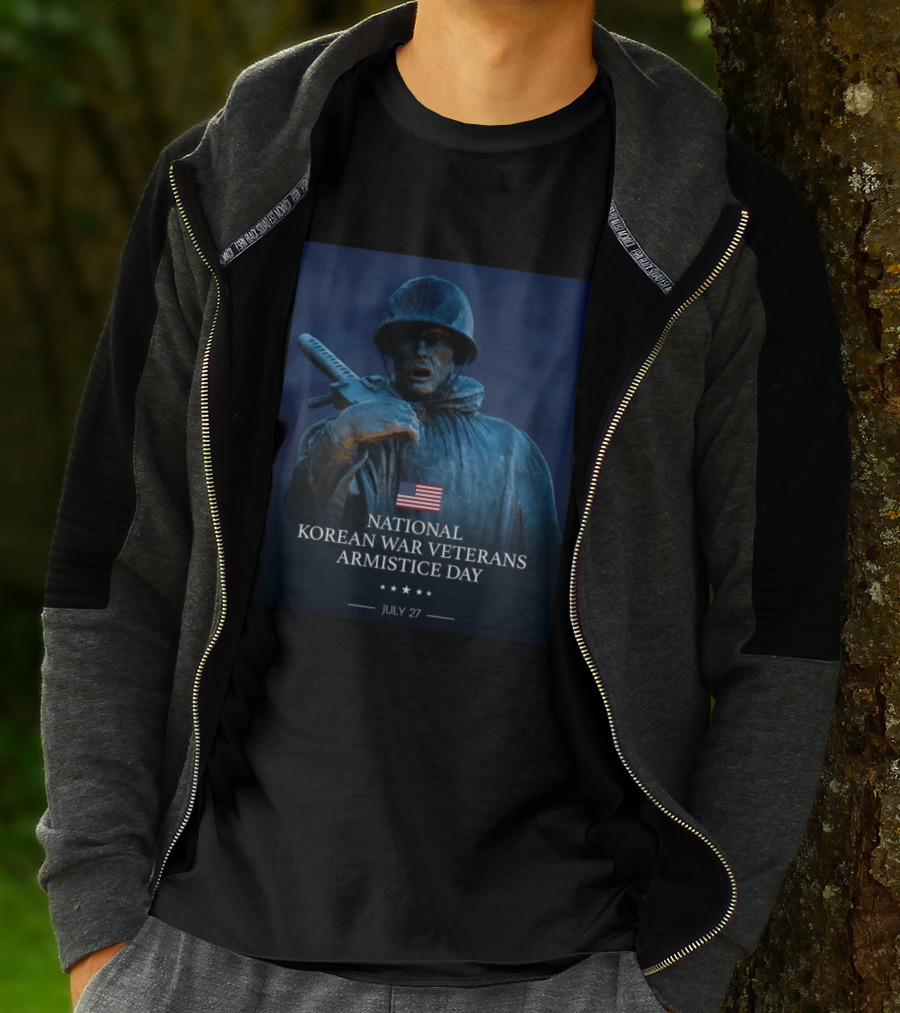National Korean War Veterans Armistice Day July 27 Soldier Statue Display With American Flag T-Shirt