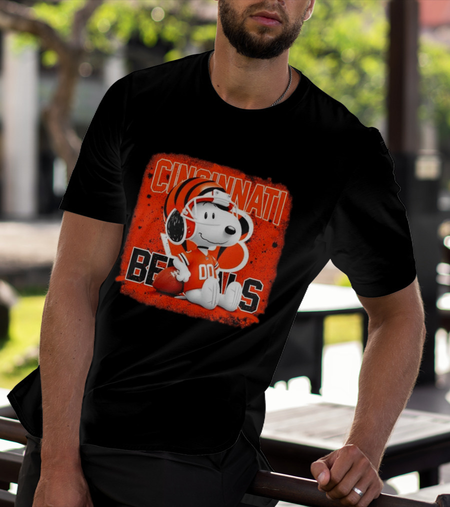 Cincinnati Bengals Snoopy 00 Football Helmet T-Shirt