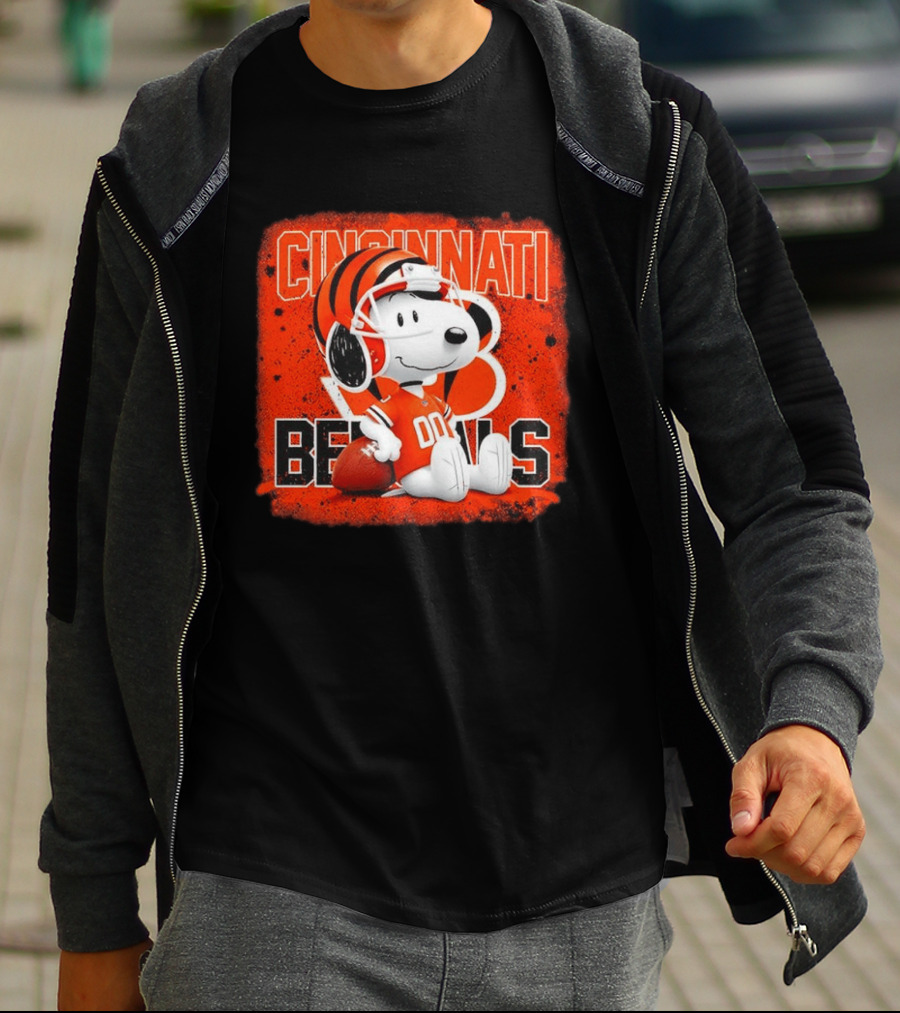 Cincinnati Bengals Snoopy 00 Football Helmet T-Shirt