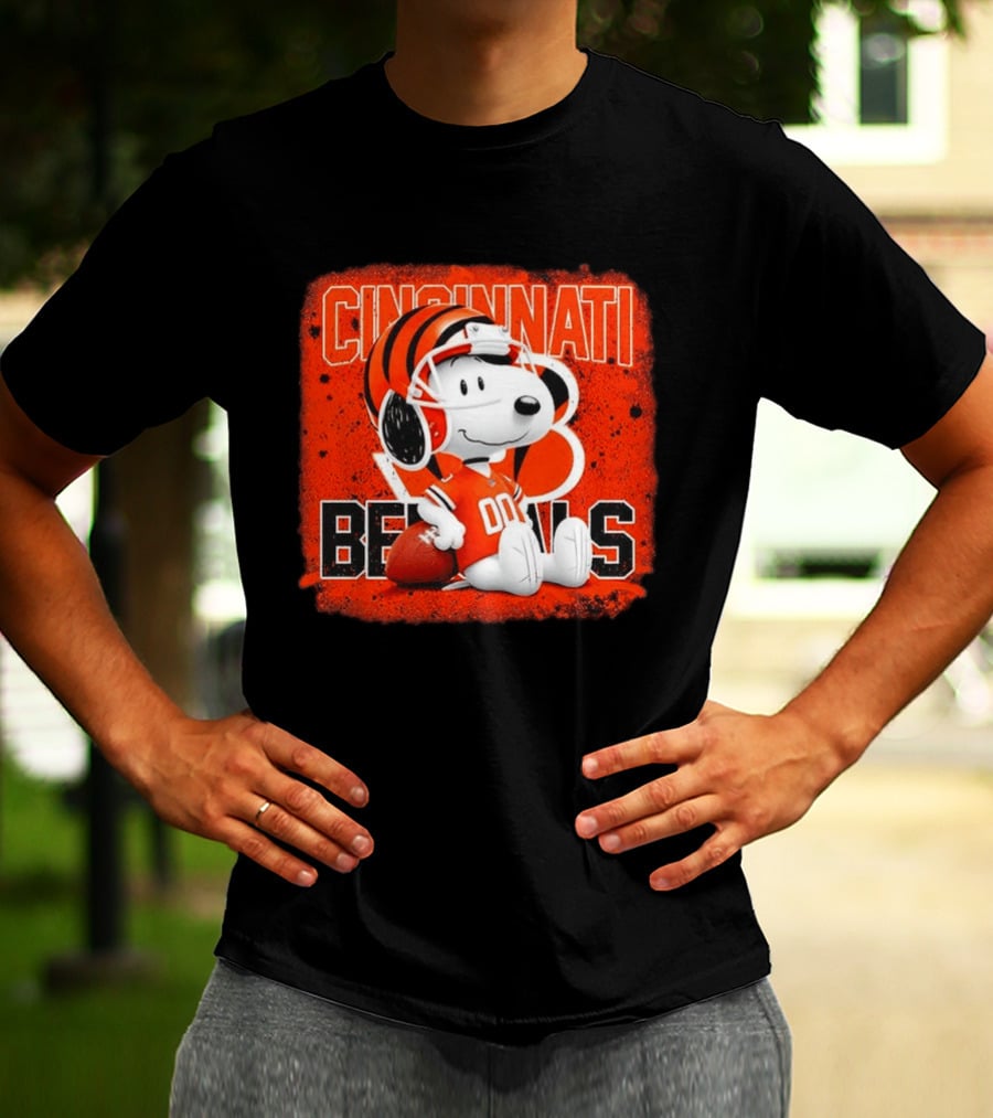Cincinnati Bengals Snoopy 00 Football Helmet T-Shirt