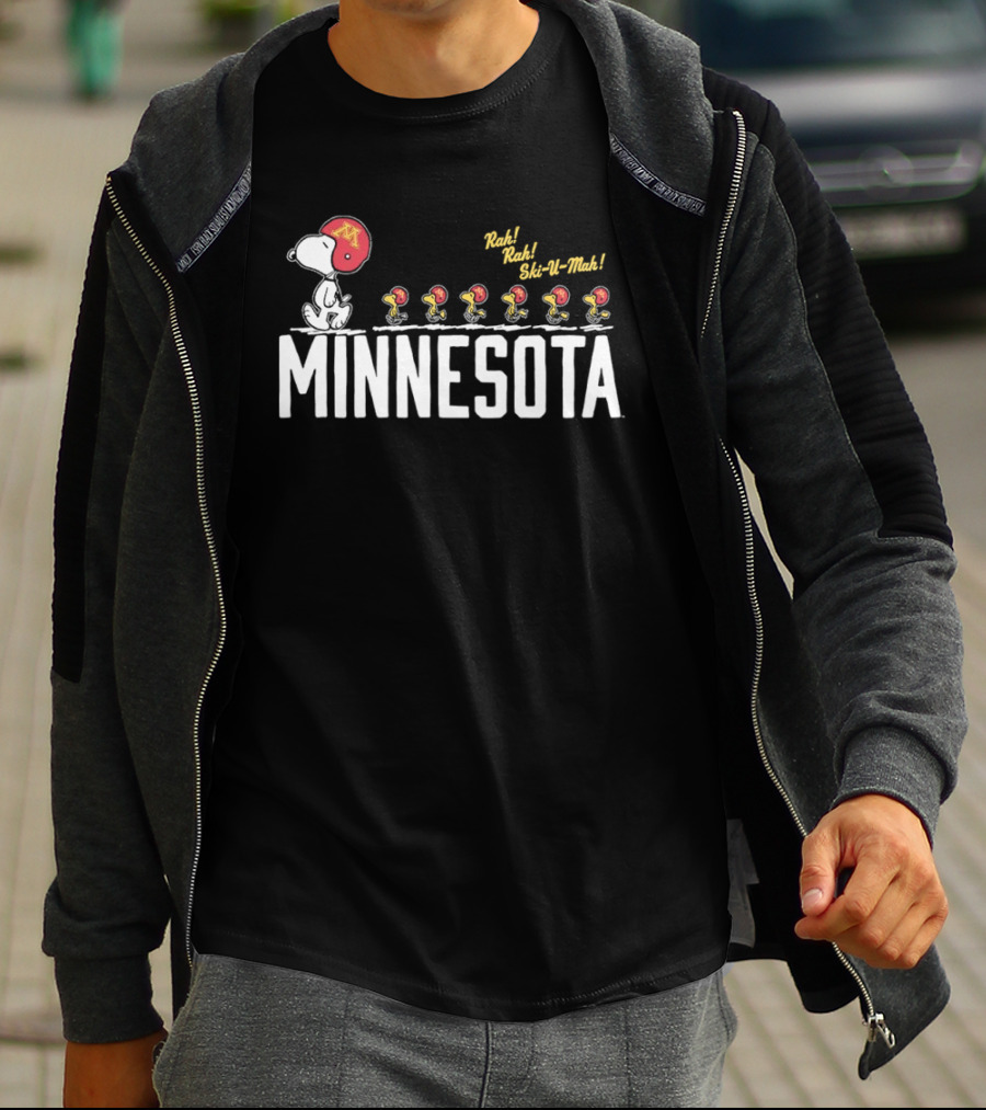 Peanuts Snoopy Minnesota Golden Gophers Ski U Mah Football Team T-Shirt
