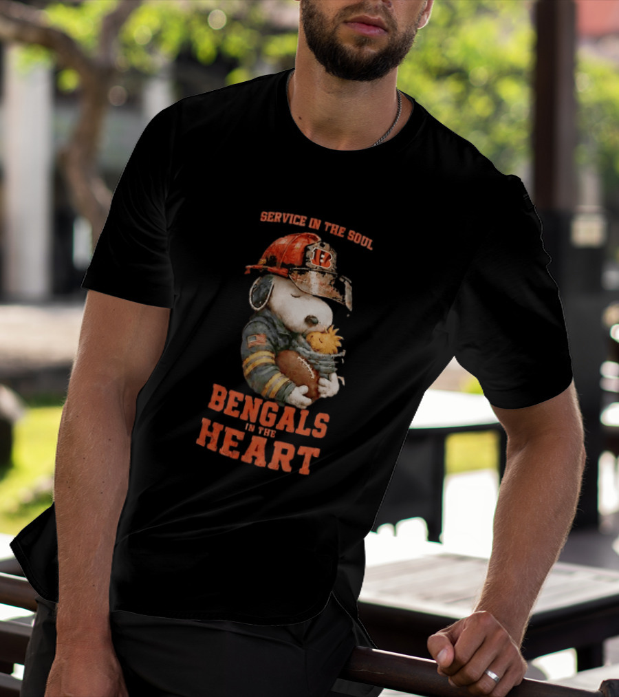 Service In The Soul Bengals In The Heart Snoopy Cincinnati Bengals Firefighter Hugging Woodstock T-Shirt