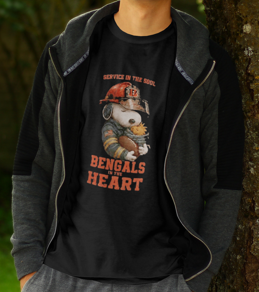 Service In The Soul Bengals In The Heart Snoopy Cincinnati Bengals Firefighter Hugging Woodstock T-Shirt