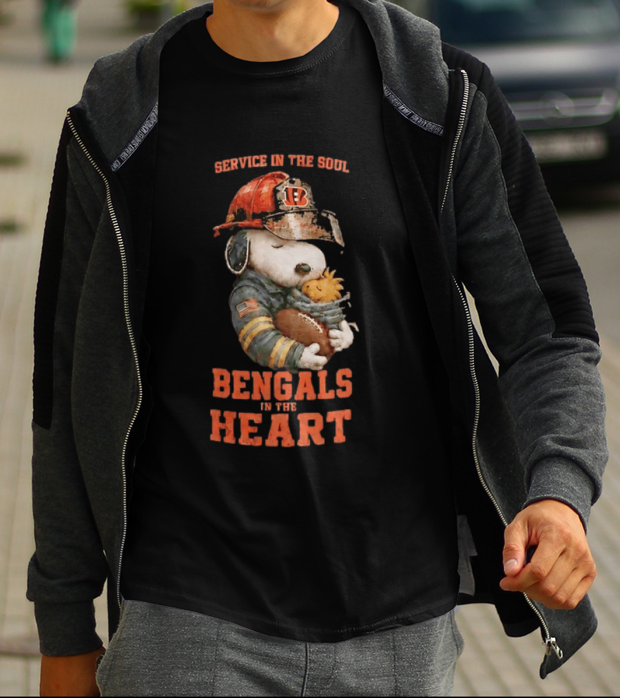Service In The Soul Bengals In The Heart Snoopy Cincinnati Bengals Firefighter Hugging Woodstock T-Shirt