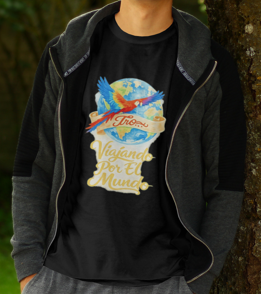 Tro Macaw Flying Across Globe Viaje Por El Mundo T-Shirt