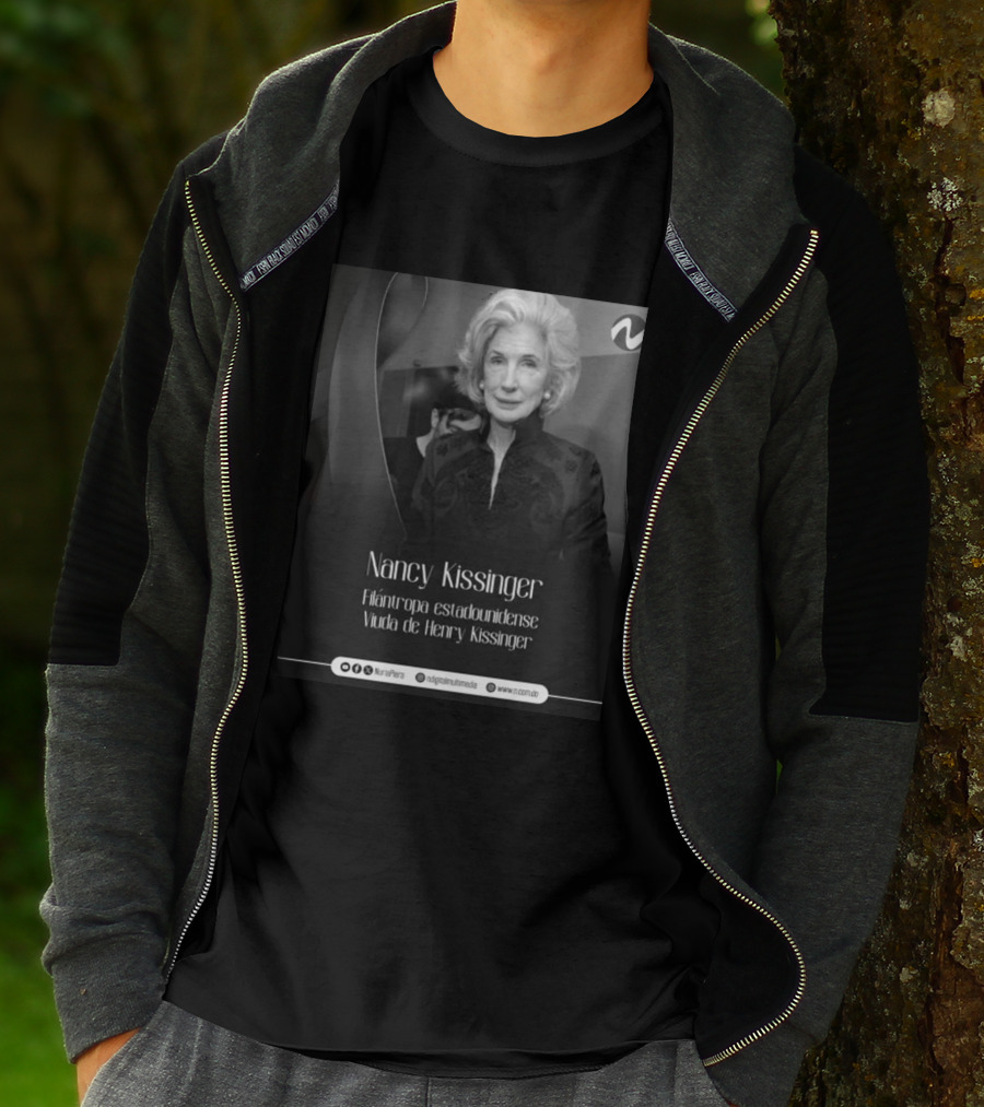 Nancy Kissinger Filántropa Estadounidense Viuda De Henry Kissinger Nuria Piera T-Shirt