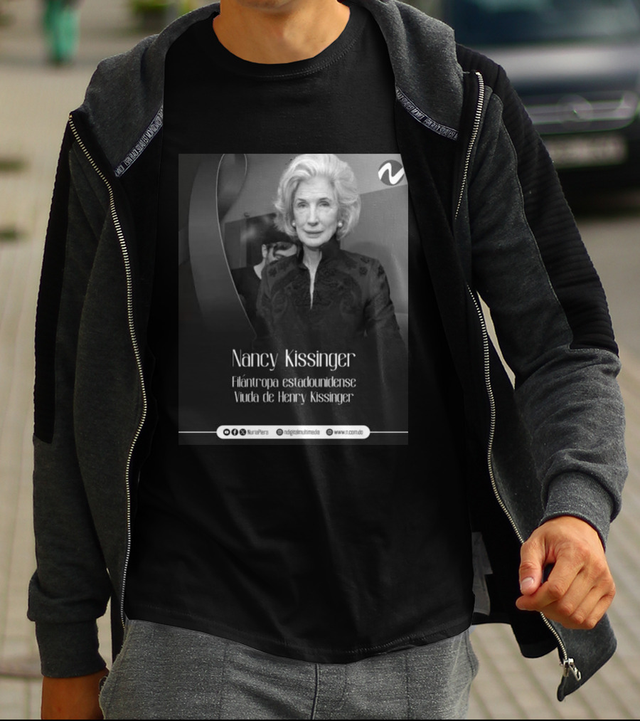 Nancy Kissinger Filántropa Estadounidense Viuda De Henry Kissinger Nuria Piera T-Shirt
