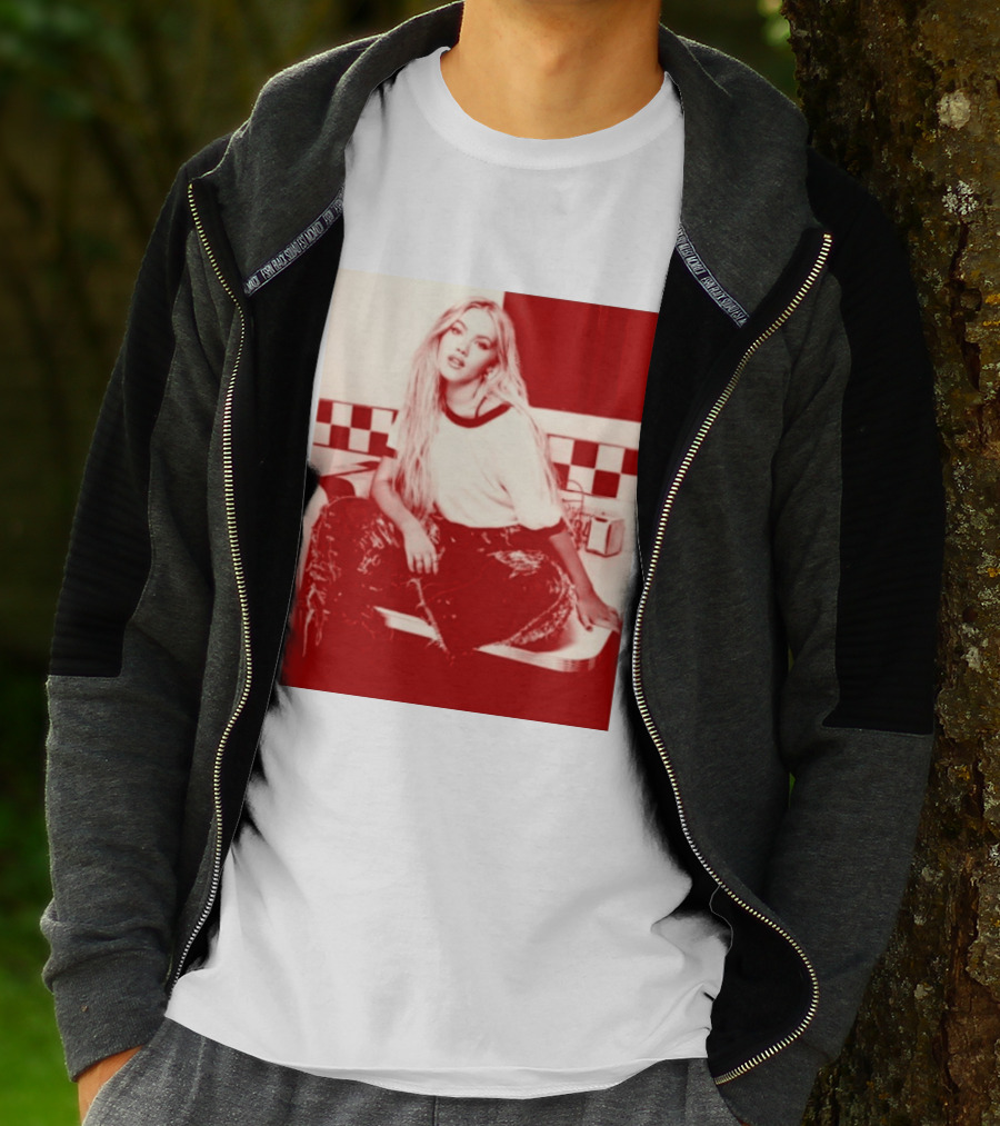 Freya Skye Store Bad Taste Photo Retro Vibe Outfit With Distressed Jeans And Casual Raglan Top In Diner Setting T-Shirt