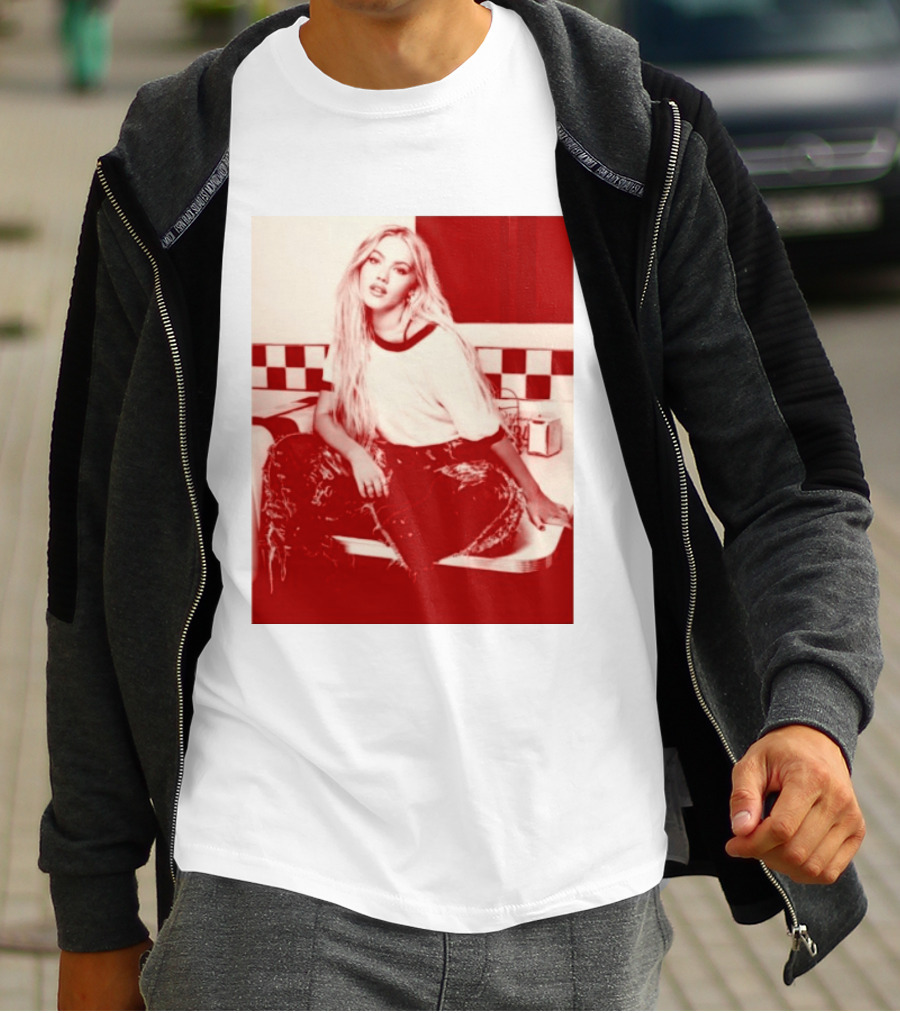 Freya Skye Store Bad Taste Photo Retro Vibe Outfit With Distressed Jeans And Casual Raglan Top In Diner Setting T-Shirt