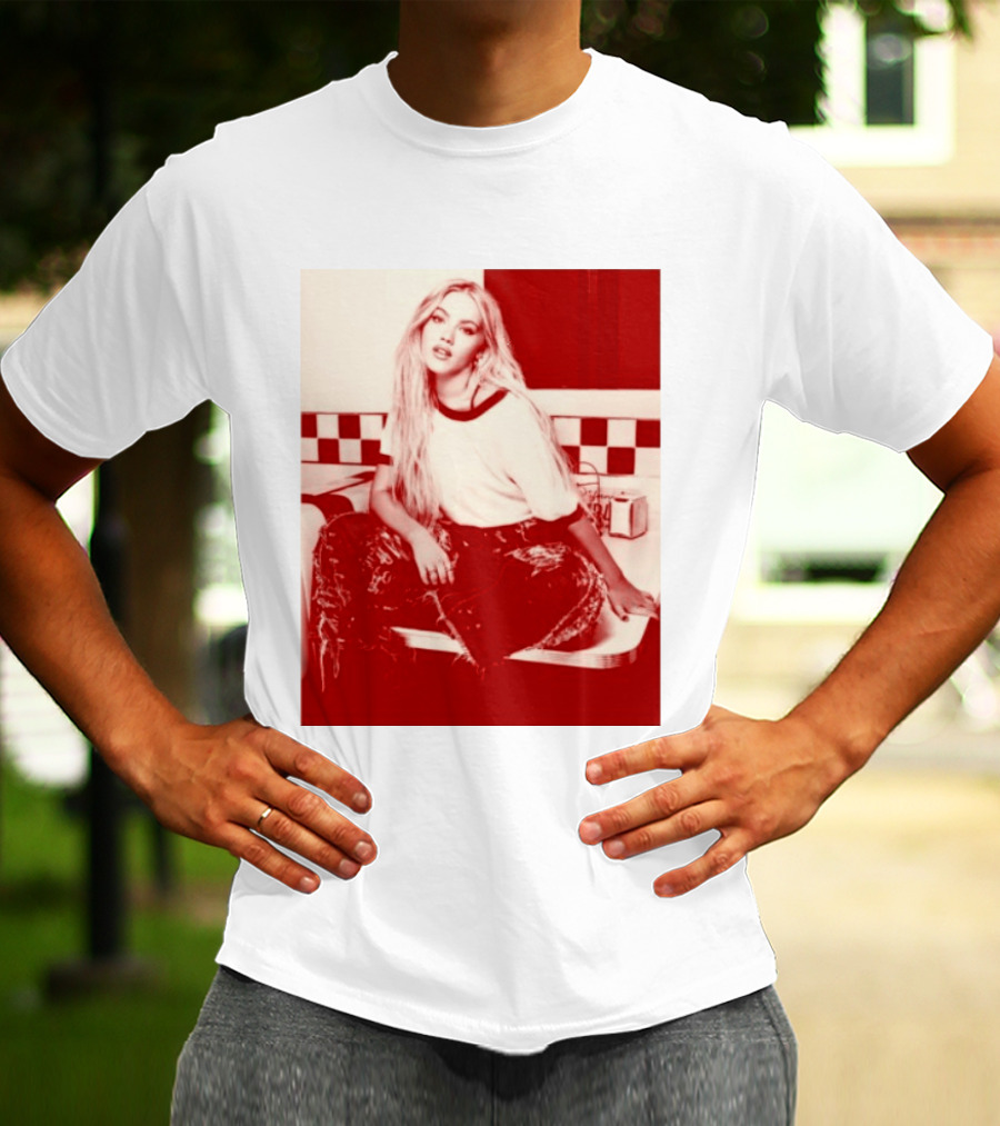 Freya Skye Store Bad Taste Photo Retro Vibe Outfit With Distressed Jeans And Casual Raglan Top In Diner Setting T-Shirt