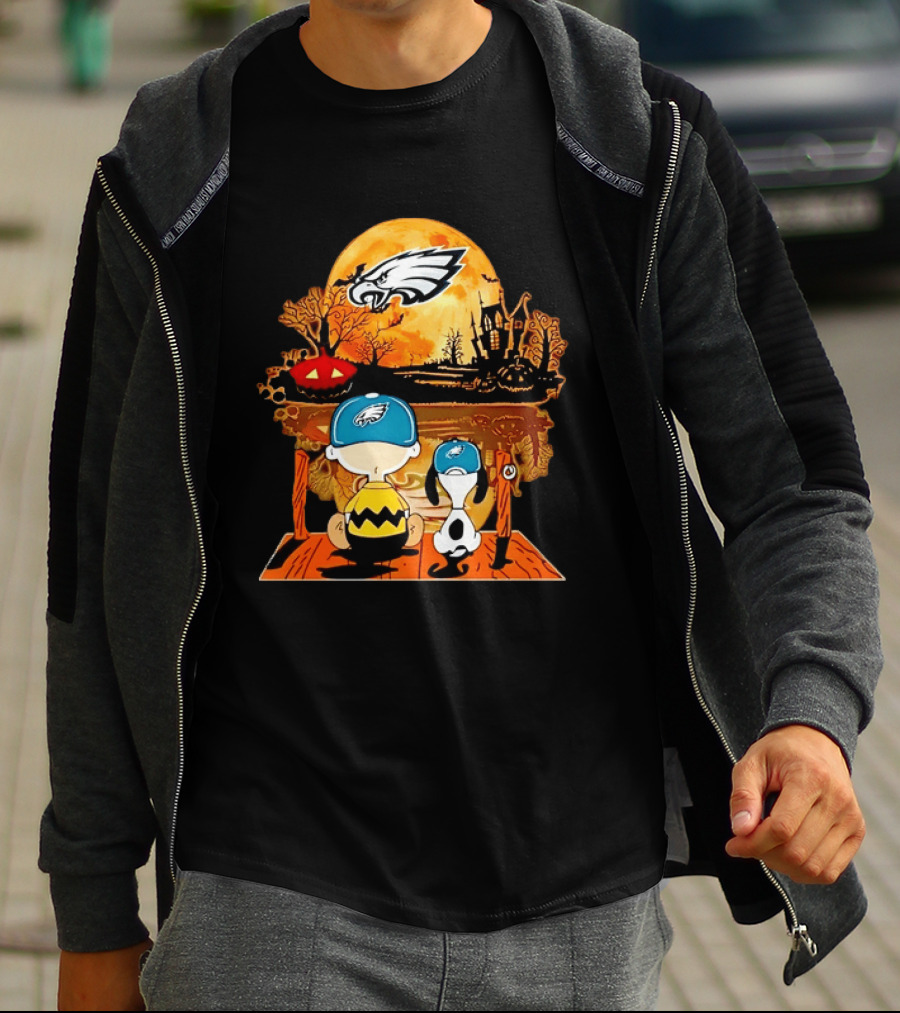 Philadelphia Eagles Halloween Charlie Brown And Snoopy Sitting With Pumpkin And Haunted House T-Shirt