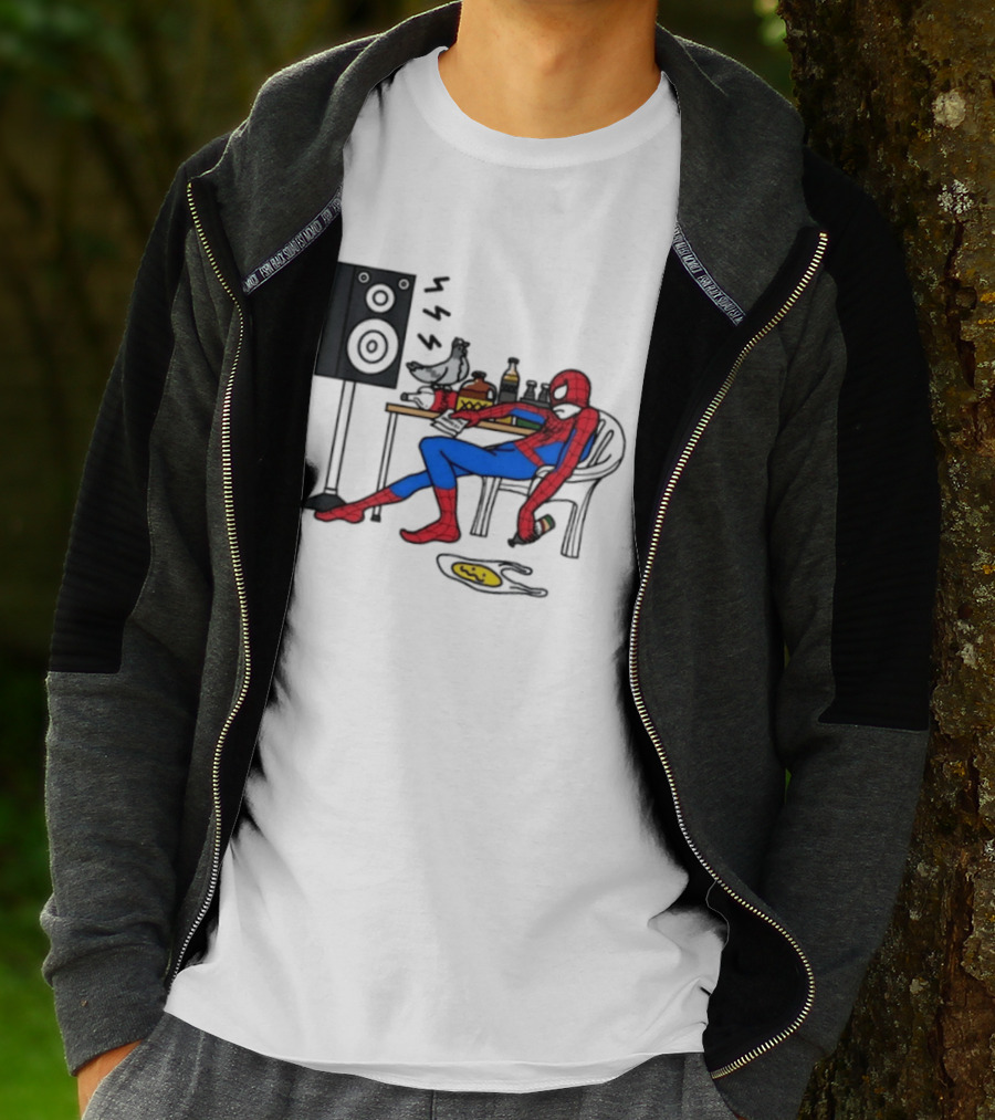 Spider Man Te Quiero Romo Drinking Marvel Speaker Table Scene T-Shirt