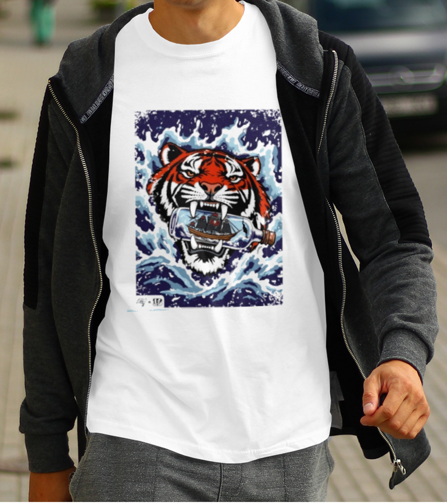 Cincinnati Bengals Vs Tampa Bay Buccaneers Tiger Ship Ocean Clash T-Shirt