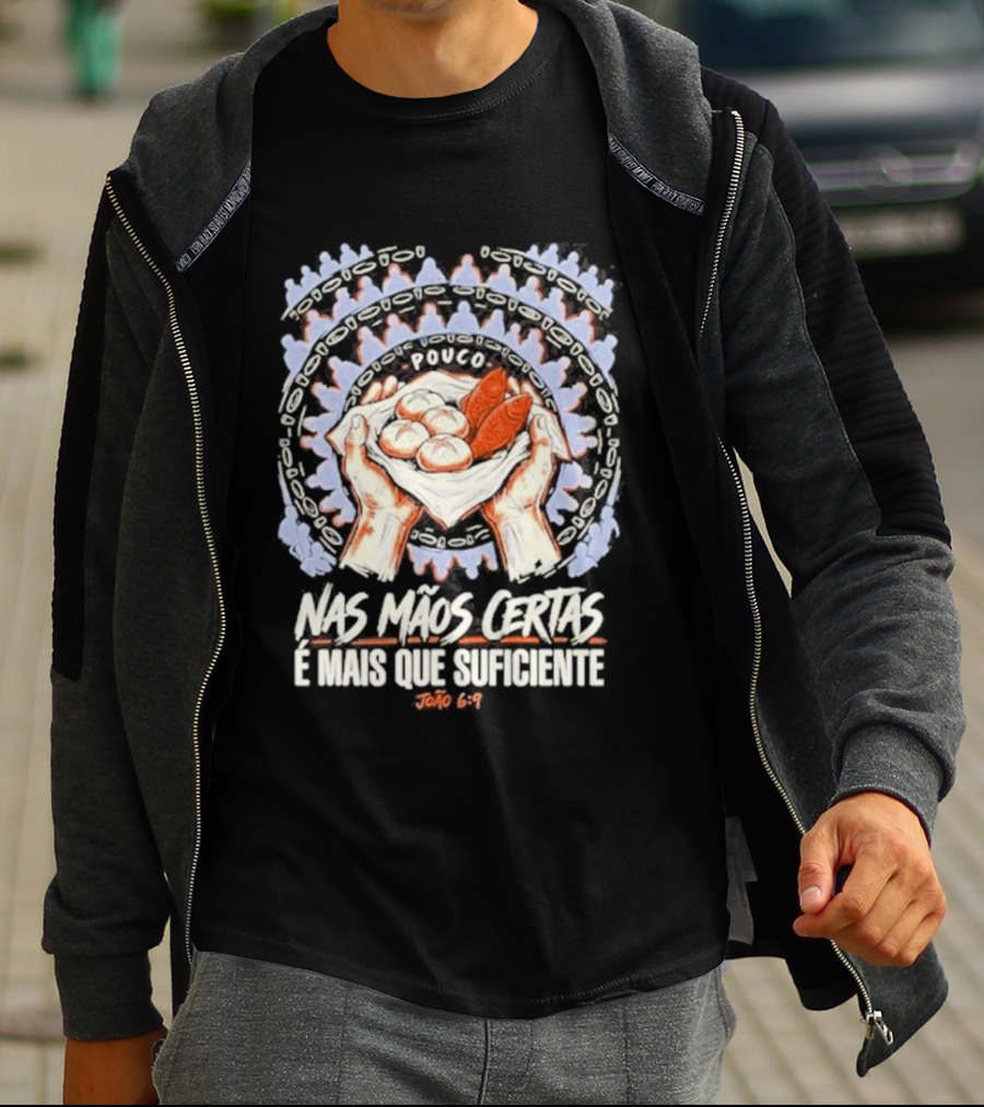Nas Mãos Certas É Mais Que Suficiente João 6 9 Mãos Segurando Pão E Peixe T-Shirt