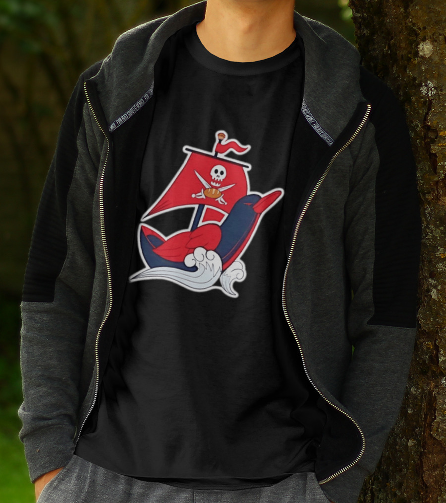 Tampa Bay Buccaneers Pirate Ship Football Skull Crossed Swords Sails T-Shirt