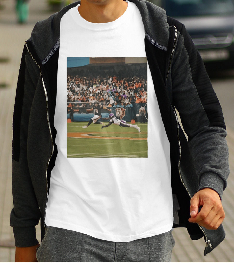 Chicago Bears Vs Minnesota Vikings NFL Game Action Sports Photo T-Shirt