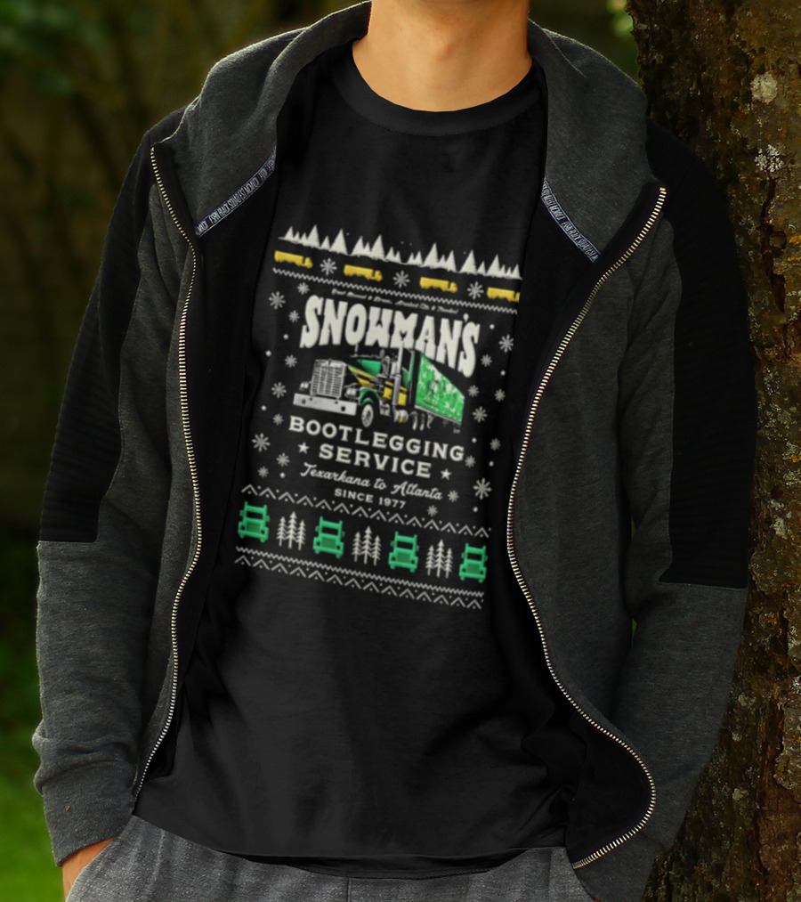 Snowmans Boot Service Texarkana To Atlanta 1977 Semi Truck Snowflakes Pine Trees Christmas T-Shirt