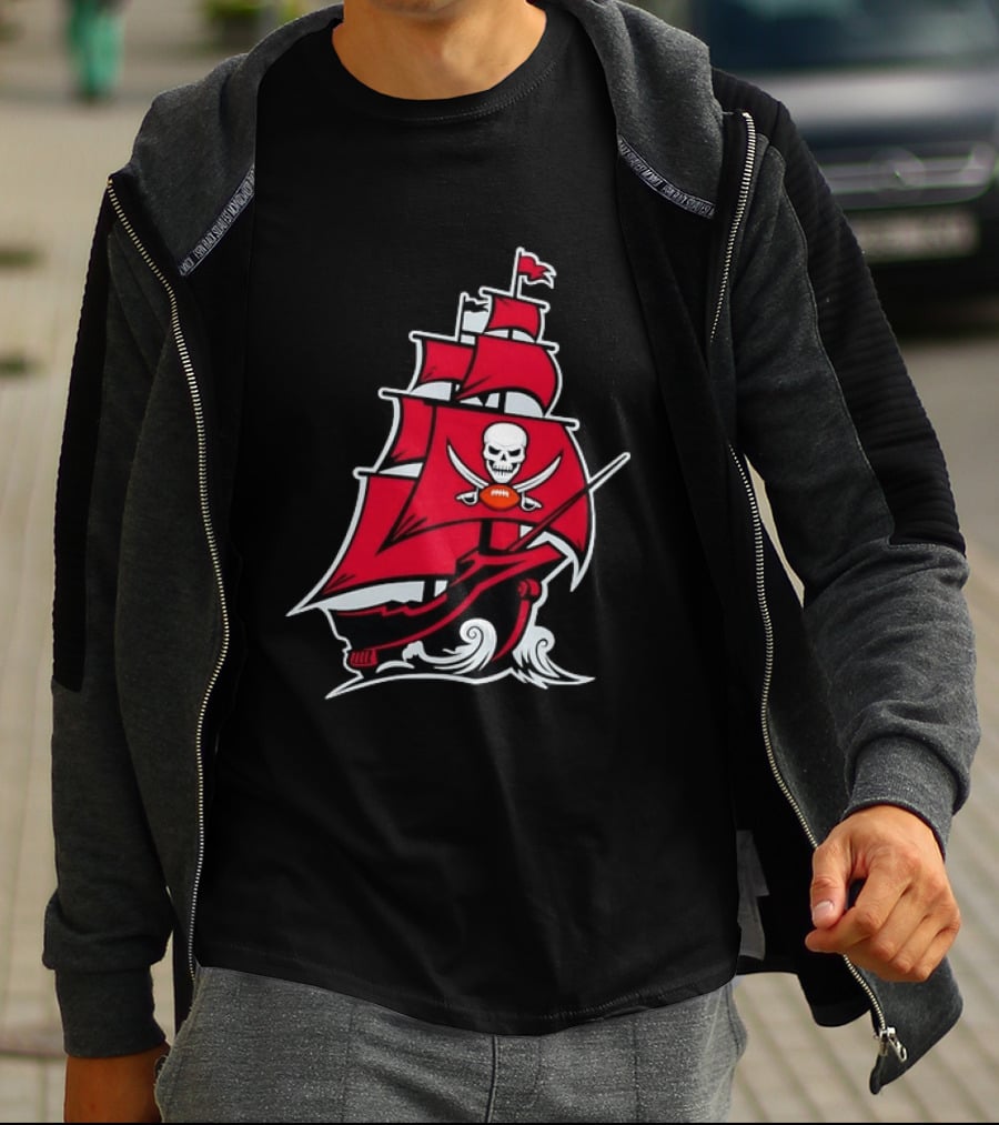 Tampa Bay Buccaneers Pirate Ship Skull Football T-Shirt
