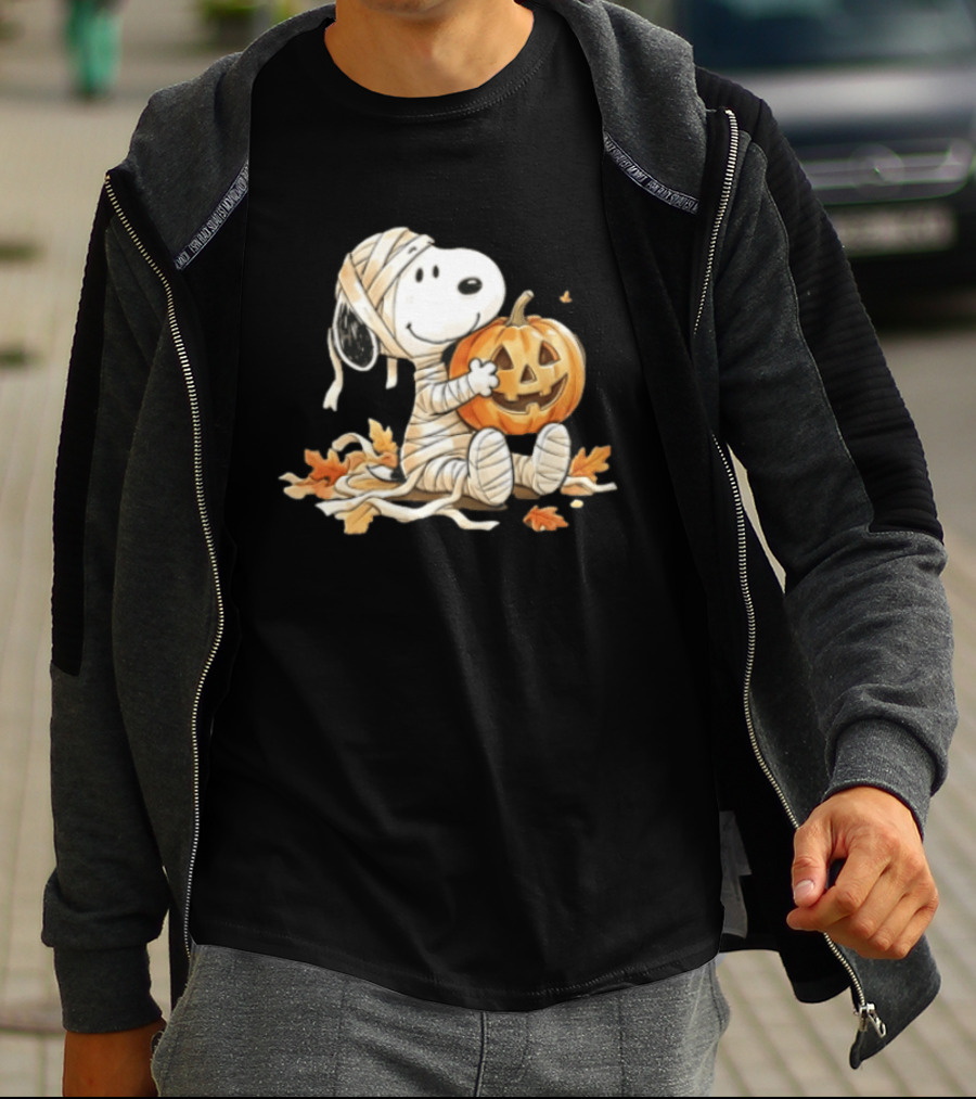 Mummy Snoopy Holding Jack O Lantern Halloween Peanuts Cartoon T-Shirt