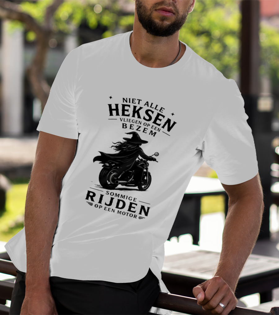Niet Alle Heksen Vliegen Op Een Bezem Sommige Rijden Op Een Motor T-Shirt