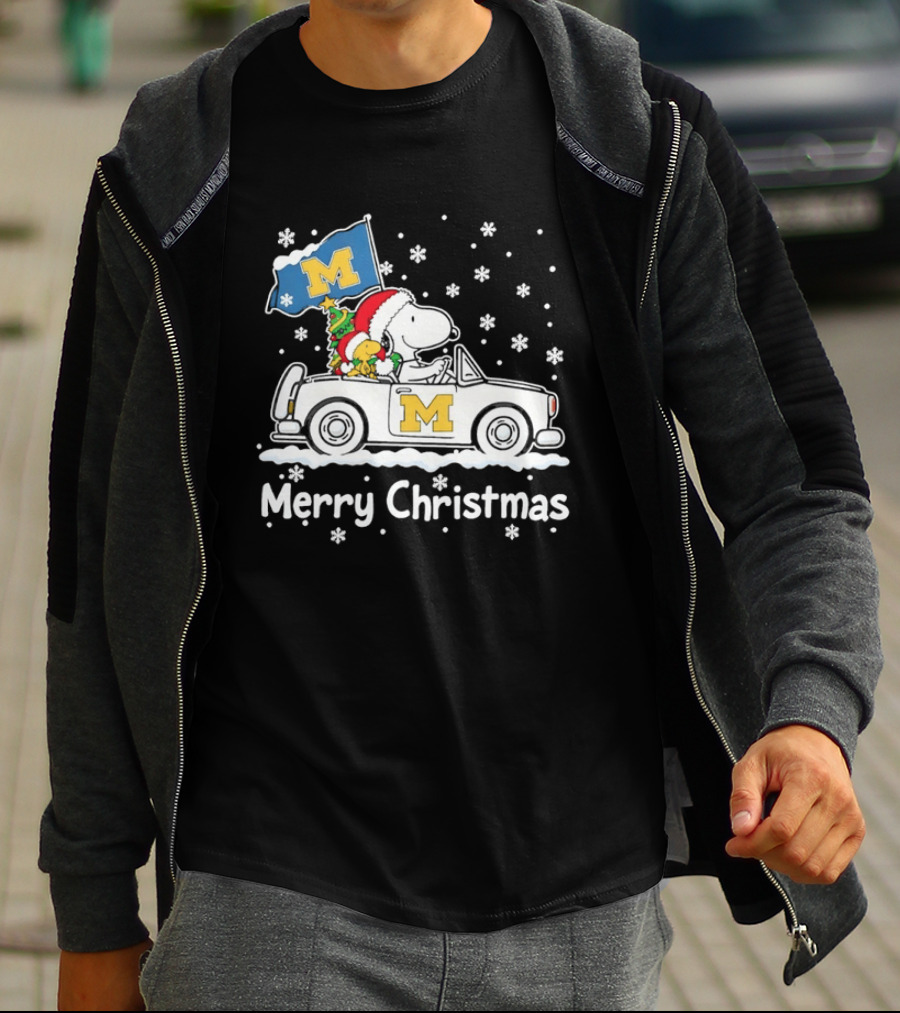 University Of Michigan Wolverines Snoopy Woodstock Christmas Car Flag Snowflakes T-Shirt