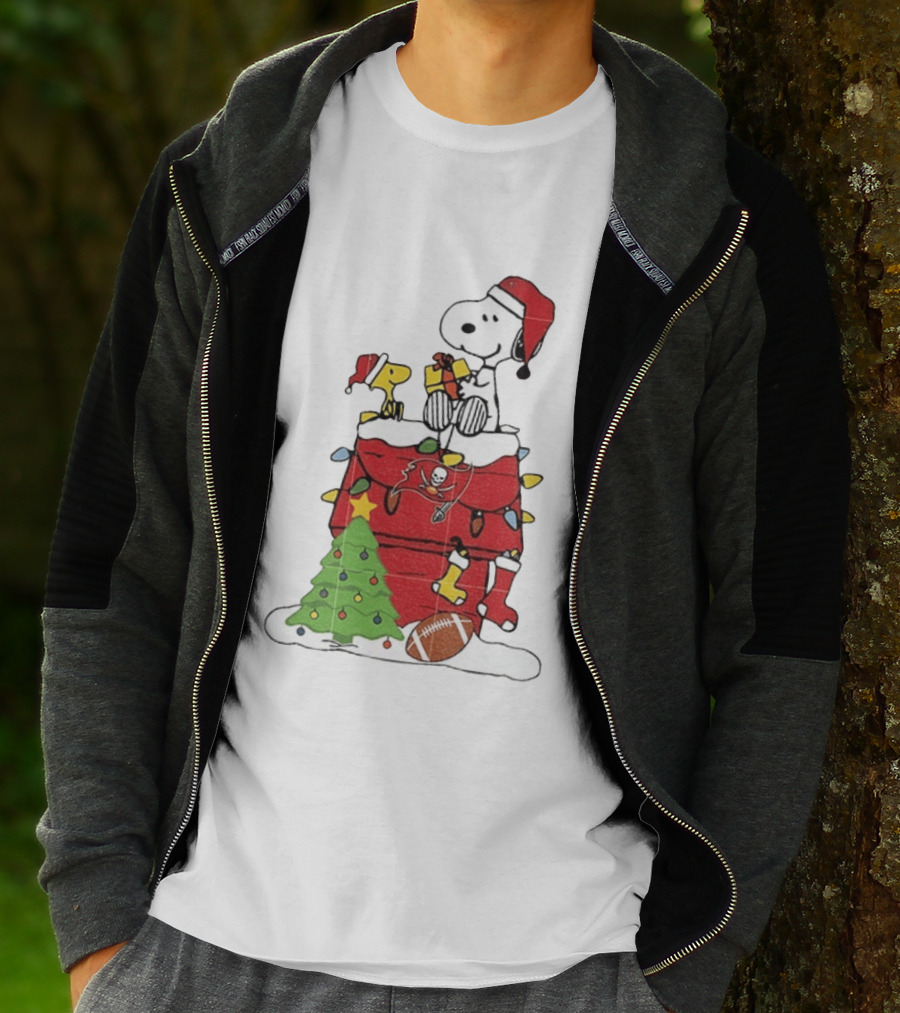 Snoopy Merry Christmas Tampa Bay Buccaneers 2026 Football Holiday Peanuts Santa Hat T-Shirt